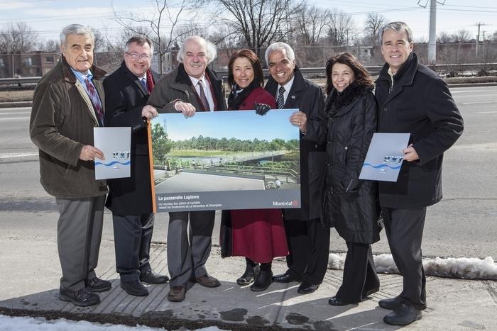 Les élus devant le site de la future passerelle Lapierre